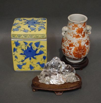 ASIE Vase en porcelaine chinoise, bouddha en cristal de roche et boite couverte en...