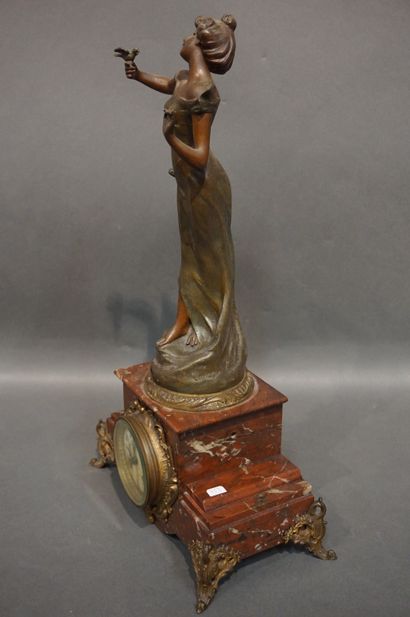 PENDULE Pendule en marbre rouge ornée d'un régule "Charmeuse" par Caussé Cadet (cadran...