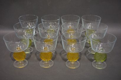 null Douze verres à orangeade en cristal (égrenures).