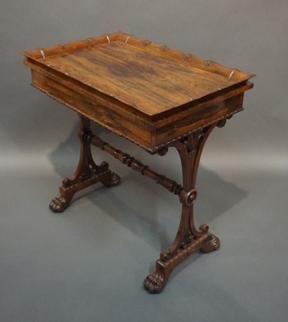 Table anglaise 
Table anglaise rectangulaire en bois de placage à tirette, deux tiroirs...