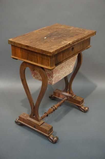 TABLE A OUVRAGE Table à ouvrage en placage d'acajou à un tiroir, coffre et à plateau...