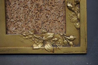 LOUCHET Cadre à photo en métal doré à décor floral. 23x14,5 cm
