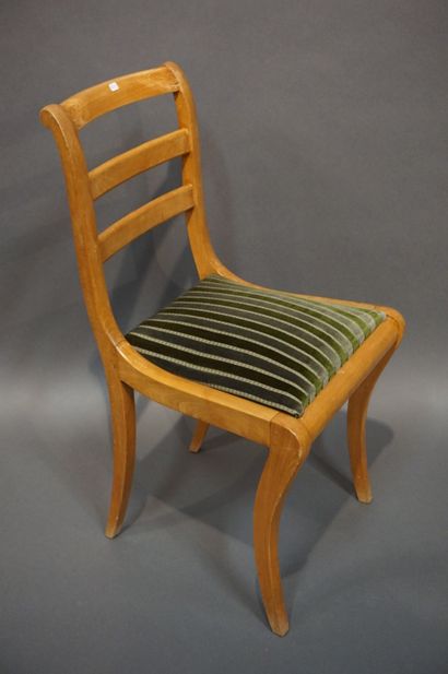 CHAISES Cinq chaises en bois naturel à galettes de velours vert (usures).