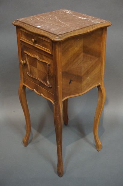 CHEVET Table de chevet à une porte et un tiroir, dessus de marbre. 85x39x39 cm
