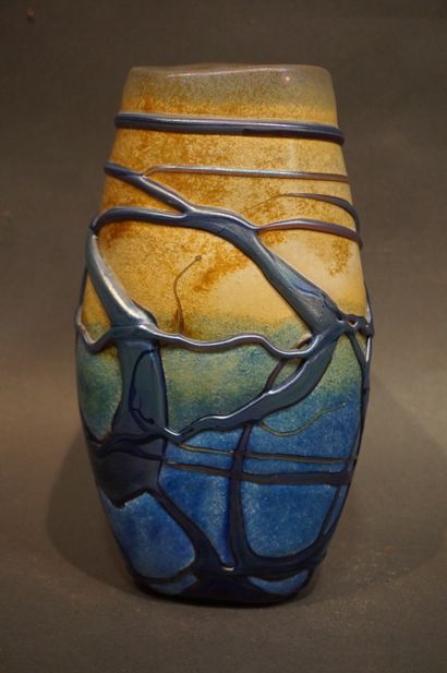 null Vase en verre multicouche polychrome. 23,5 cm