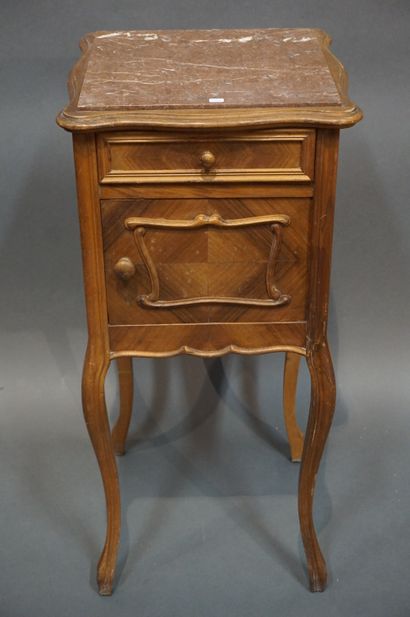CHEVET Table de chevet à une porte et un tiroir, dessus de marbre. 85x39x39 cm
