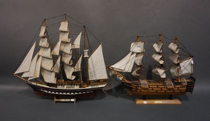 MAQUETTES Deux maquettes de voiliers "Le Belem" (53 cm) et "Le Superbe".