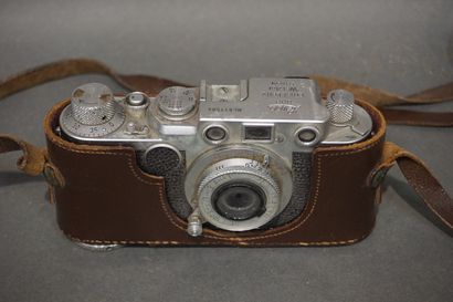 LEICA Coupe en verre vert et cinq appareils photo dont Nikon et deux Leica.
