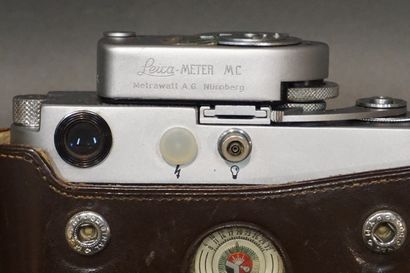 LEICA Coupe en verre vert et cinq appareils photo dont Nikon et deux Leica.