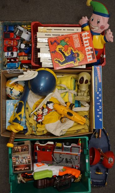 JOUETS Trois manettes de jouets, petites voitures et recueil de Tintins.
