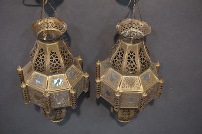 LANTERNES Paire de lanternes orientales en métal doré. 65 cm