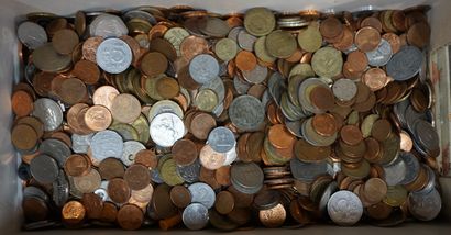 PIECES Lot de pièces démonétisées, francs, étranger et centimes d'euros.