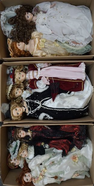 POUPÉES Trois manettes de poupées en porcelaine.