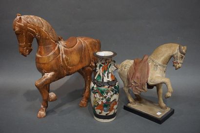 null Manette asiatique de deux chevaux en bois et céramique et vase en porcelaine...
