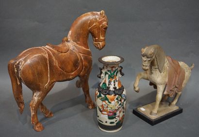 null Manette asiatique de deux chevaux en bois et céramique et vase en porcelaine...