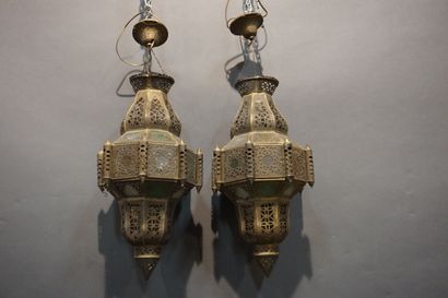 LANTERNES Paire de lanternes orientales en métal doré. 65 cm