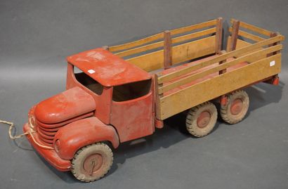 JOUET Camion en bois laqué rouge. 22x70x26 cm