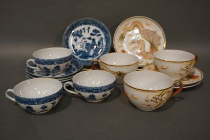 null Six tasses et neuf soucoupes en porcelaine asiatique.