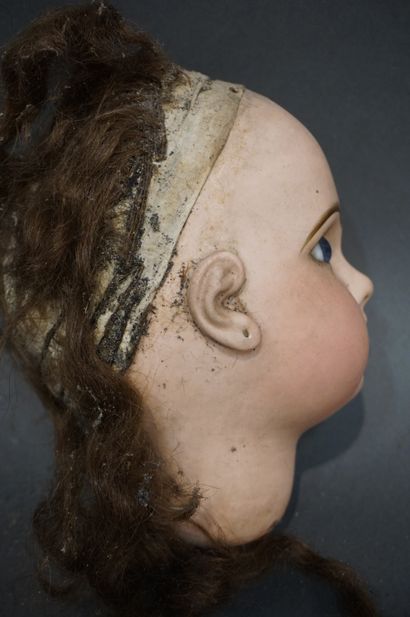 JUMEAU Grande poupée à tête en porcelaine Jumeau. 75 cm