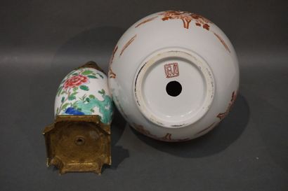 null Deux lampes en porcelaine asiatique, l'une à monture en bronze (28 cm).