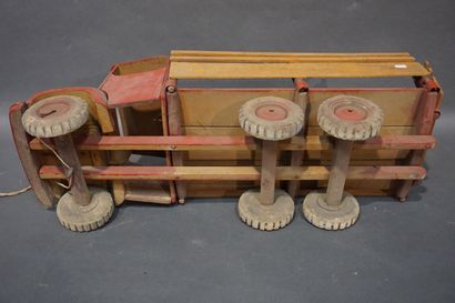 JOUET Camion en bois laqué rouge. 22x70x26 cm