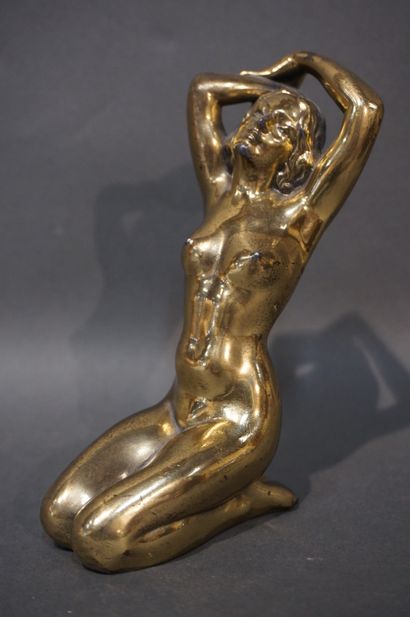 null "Femme nue accroupie" en métal doré. 16 cm
