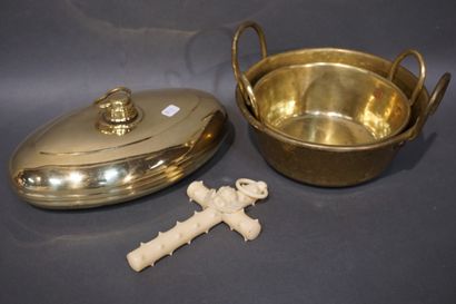 null Crucifix en ivoirine, bouillotte et deux petites bassines en cuivre.