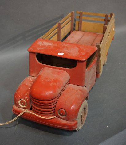 JOUET Camion en bois laqué rouge. 22x70x26 cm