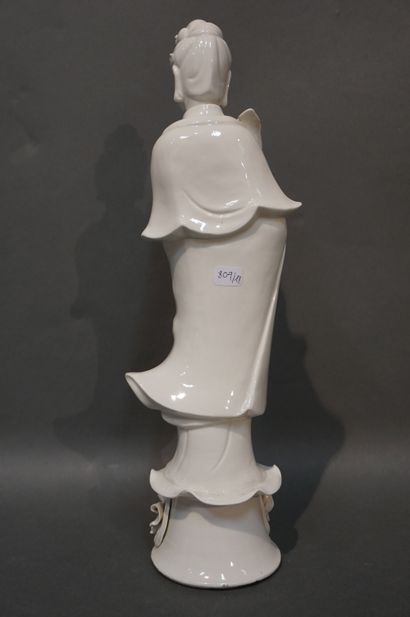 null Kwanin "Personnage au lotus" en porcelaine (manques aux doigts). 37 cm