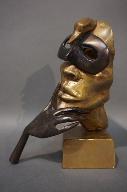 null Bronze: "Masque pensif", signé Lohé. 21,5 cm