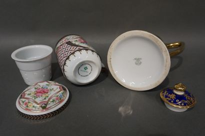 null Cafetière en porcelaine (17 cm) et tasse à tisane en porcelaine.