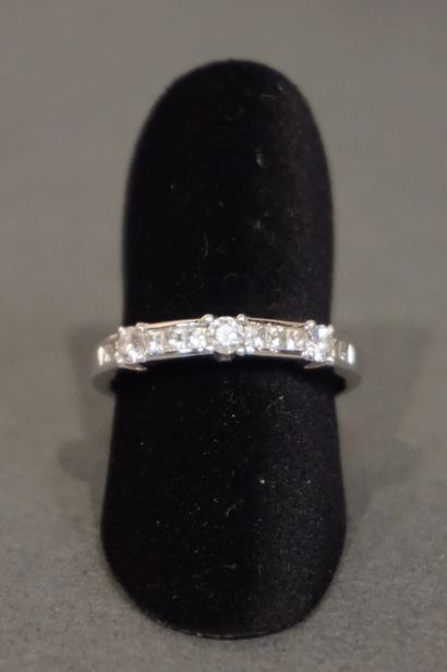 Bague Ring - wedding band in white gold set with fifteen diamonds (3.6grs). Finger...