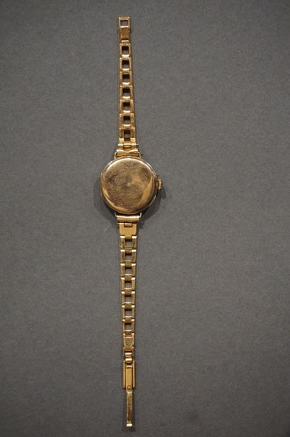 Montre Montre ronde de dame en or 14 carats des années 40 à bracelet en métal doré...