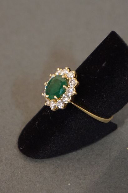 Bague Gold ring set with an emerald surrounded by diamonds (4grs). Finger size 56....