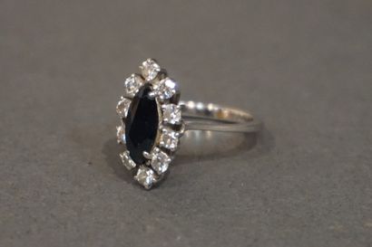 Bague White gold ring set with a navette sapphire and ten diamonds (4.2g). Finger...