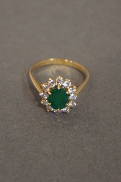 Bague Gold ring set with an emerald surrounded by diamonds (4grs). Finger size 56....