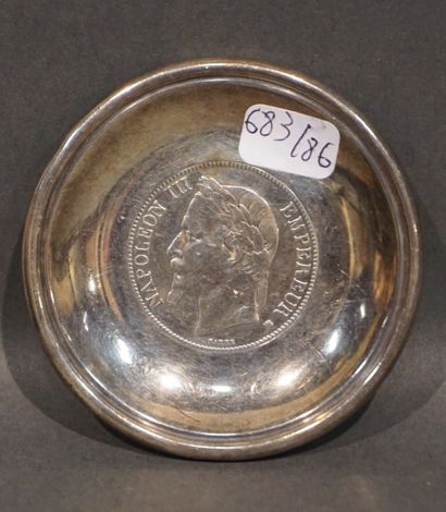 Coupelle Coupelle en argent ornée d'une pièce de cinq francs (59grs). 7,5 cm