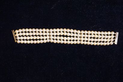 Bracelet Bracelet of four rows of pearls with clasp and gold clip (Gross weight:...