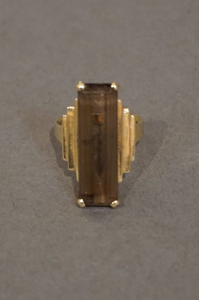 Bague Fourteen carat gold ring set with a rectangular smoky quartz (6.1g). Finger...