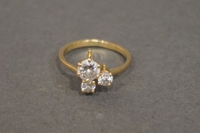 Bague Bague en or sertie de trois diamants, le plus important d'environ 0,50 carats...