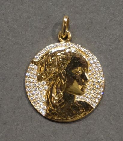 MÉDAILLE Médaille en or sertie d'un pavage de diamant entourant un buste de femme...