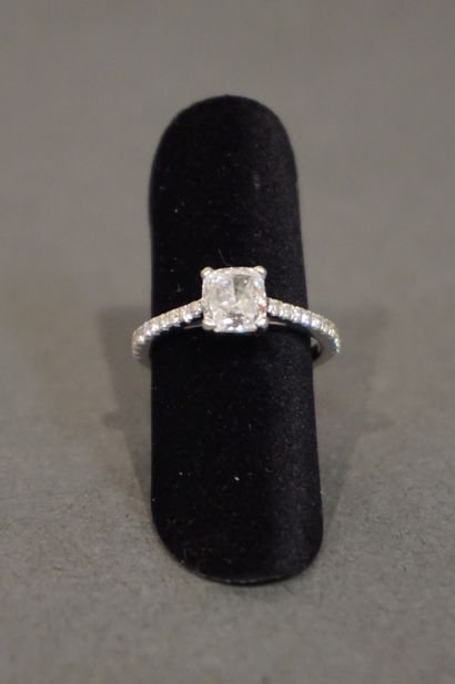 Bague White gold ring set with a square-cut main diamond with rounded corners weighing...