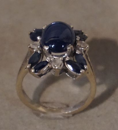 Bague Ring in white gold 750 thousandths decorated in the center of a sapphire cabochon...