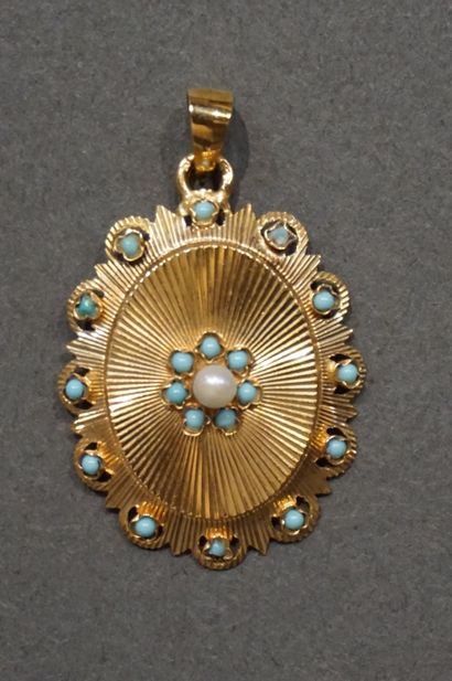 Pendentif Oval openwork gold pendant set with a pearl and small turquoise stones...