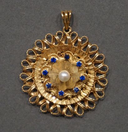Pendentif Round openwork gold pendant set with a pearl and eight small blue stones...