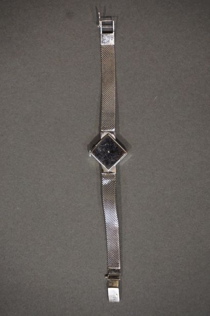 Montre Versus lady's wristwatch in white gold (bend in the bracelet) (Gross weight:...