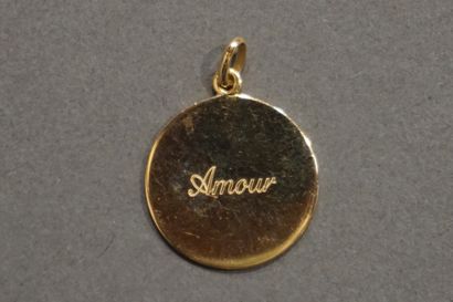 MÉDAILLE Médaille en or sertie d'un pavage de diamant entourant un buste de femme...