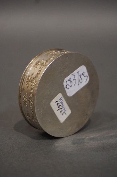 Boîte Boite ronde en argent et vermeil à guirlandes et fleurs (33grs). 5 cm