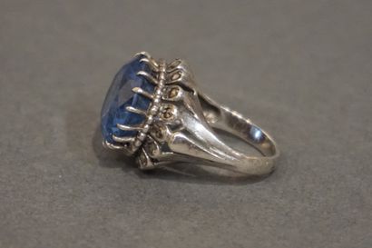 Bague Bague en argent sertie d'une large pierre bleue ronde entourée d'hématites...