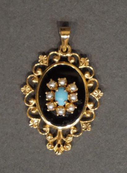 Pendentif Pendentif en or ajouré orné d'une plaque ovale en onyx noir sertie d'une...